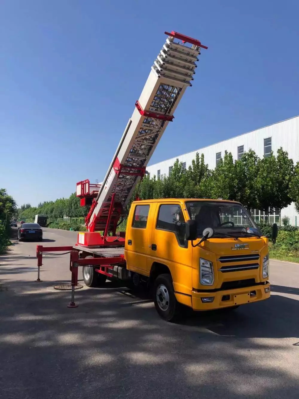 宁国附近的云梯车出租服务：轻松解决高空作业需求